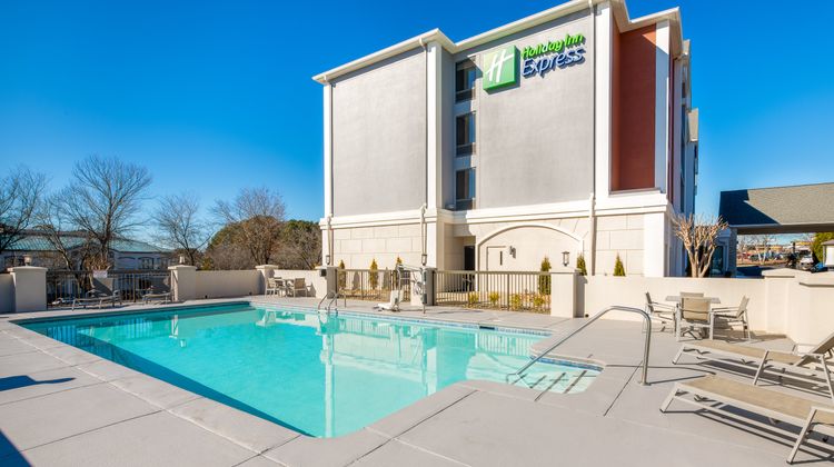 Holiday Inn Express Atlanta W Theme Park Pool