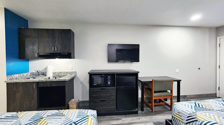 Scottish Inns & Suites Room