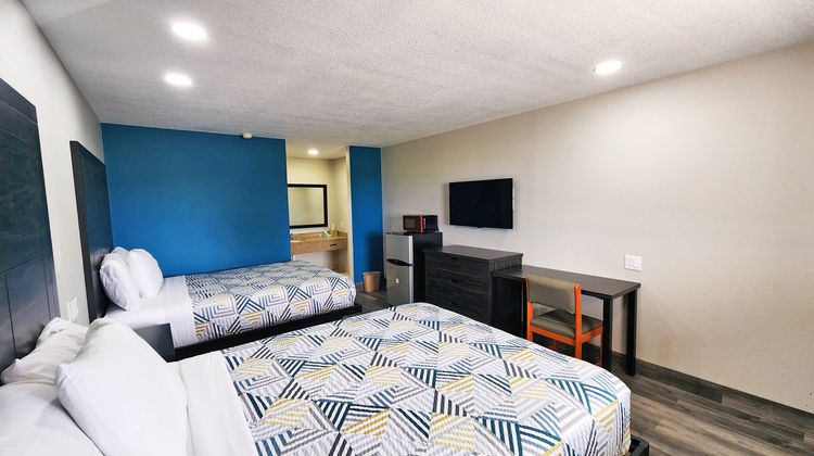 Scottish Inns & Suites Room