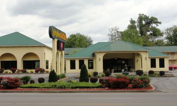 Golden Manor Inn & Suites