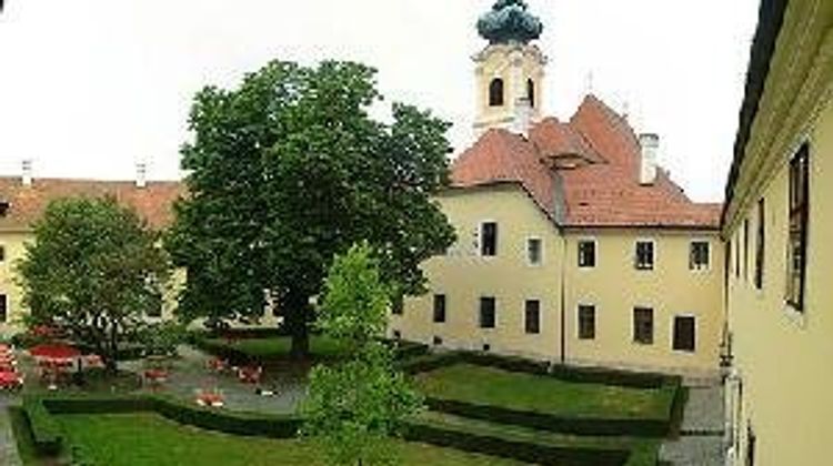 Hotel Klastrom Exterior