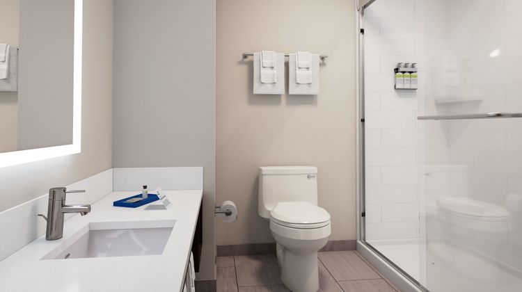 Holiday Inn Exp Suites Overland Room