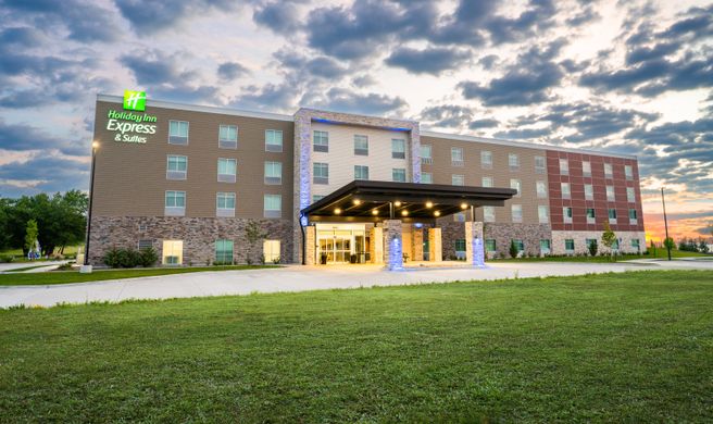 Holiday Inn Express/Stes Cedar Rapids NE Exterior