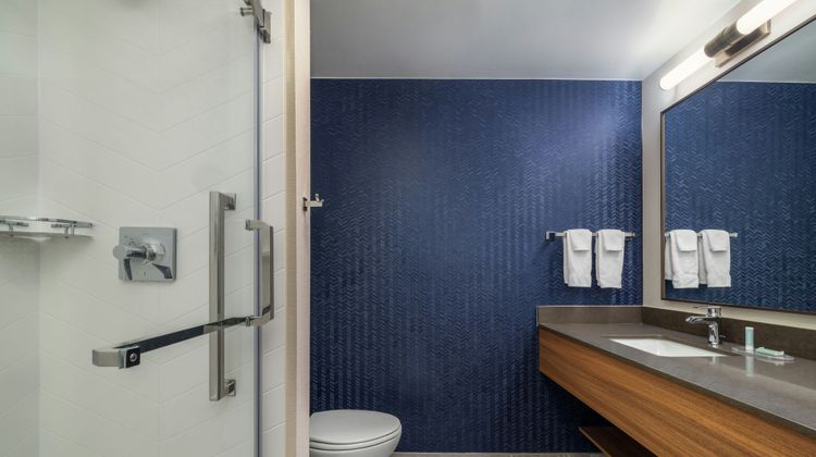 Fairfield Inn & Suites Cumberland Room