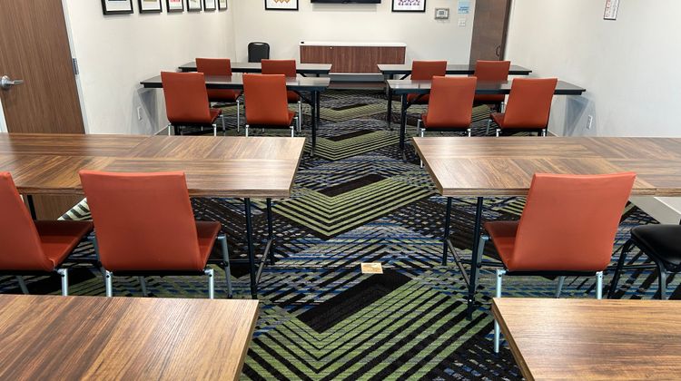 Holiday Inn Express & Suites Abingdon Meeting
