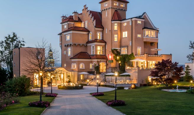 Hotel Schloss Monchstein Exterior