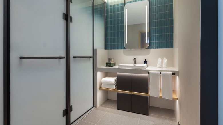 <b>Holiday Inn Exp High-Tech Zone Room</b>. Images powered by <a href="https://www.leonardoworldwide.com/" title="Leonardo Worldwide" target="_blank">Leonardo</a>.