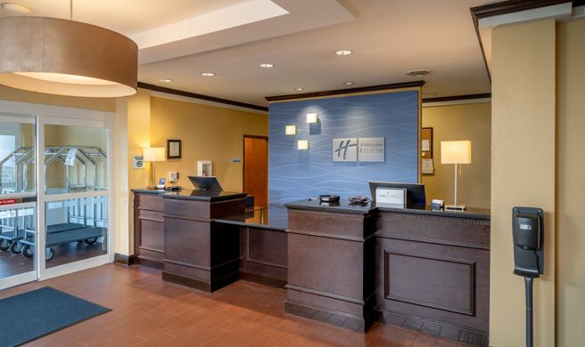 Holiday Inn Express & Suites Lebanon Exterior