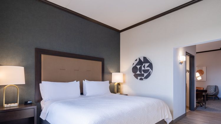 Holiday Inn Hotel & Suites Suite