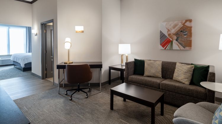 Holiday Inn Hotel & Suites Suite