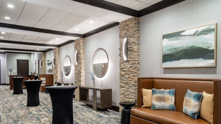 Holiday Inn Hotel & Suites Meeting