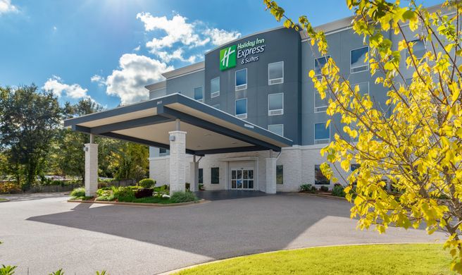 Holiday Inn Express & Suites Airport Exterior
