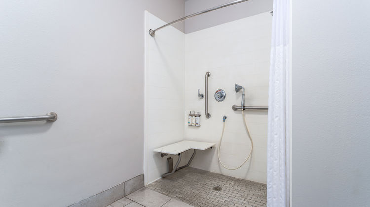 Holiday Inn Express & Suites Airport Room