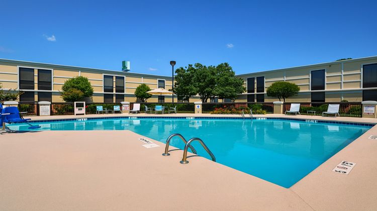 Holiday Inn Lumberton North Pool