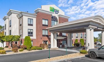 Holiday Inn Express Hotel & Suites
