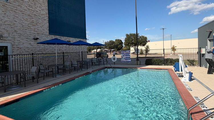 Holiday Inn Express & Stes Dallas North Pool