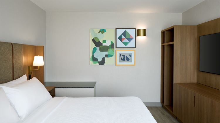 Holiday Inn & Suites Montreal Airport Suite