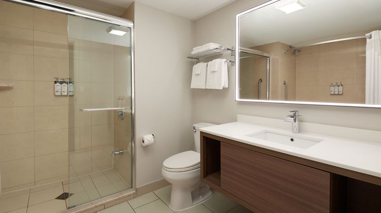 Holiday Inn & Suites Montreal Airport Room
