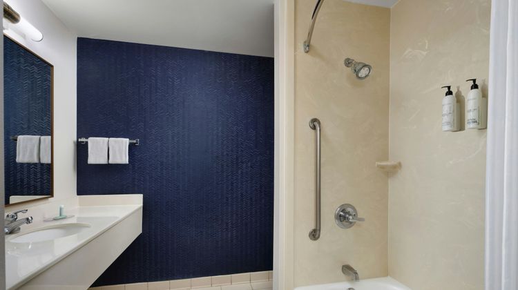 Fairfield Inn & Suites Indianapolis East Room