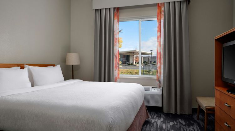 Fairfield Inn & Suites Indianapolis East Room