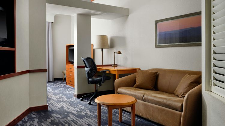 Fairfield Inn & Suites Indianapolis East Room
