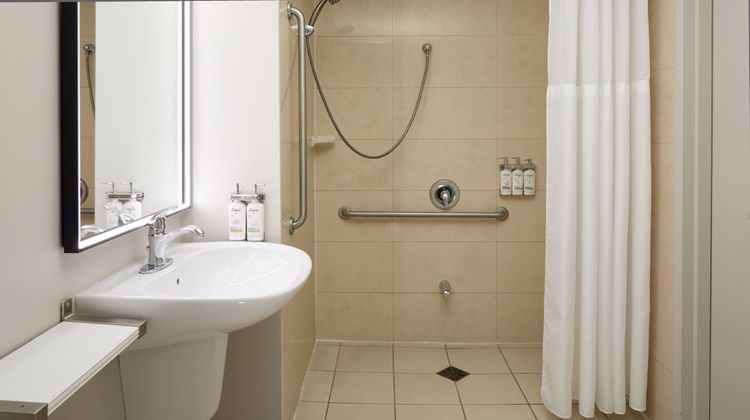 Holiday Inn & Suites Montreal Airport Room