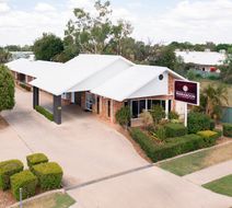 Emerald Maraboon Motor Inn Exterior