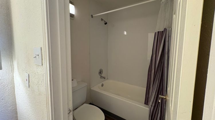 GO2 Inn & Suites Room