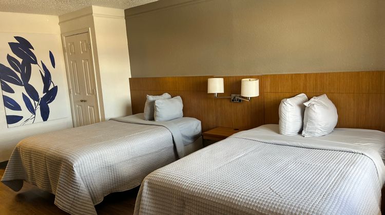 GO2 Inn & Suites Room
