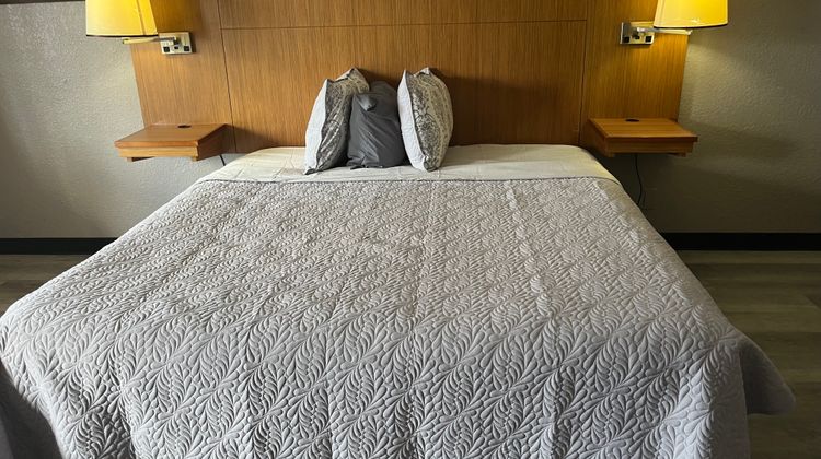 GO2 Inn & Suites Room