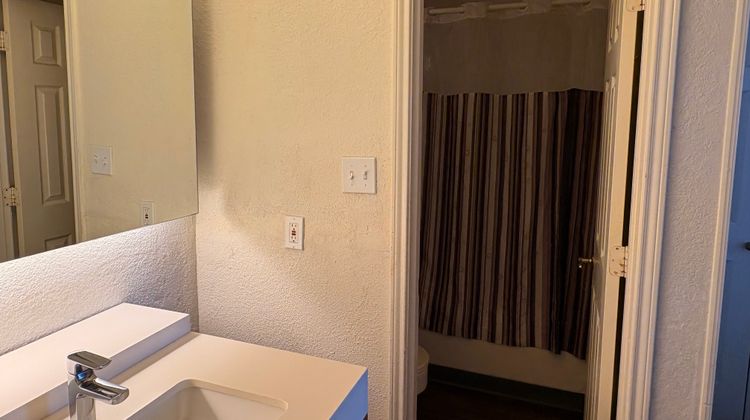 GO2 Inn & Suites Room