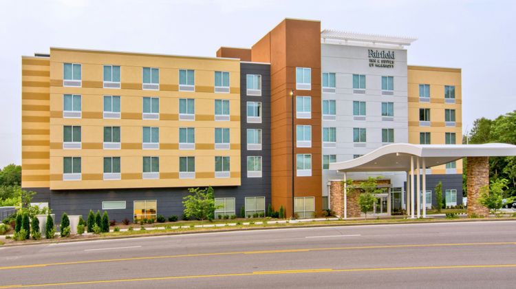 Fairfield Inn & Stes by Marriott Airport Exterior