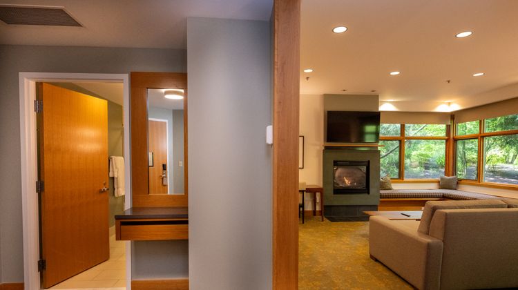 Cedarbrook Lodge Suite
