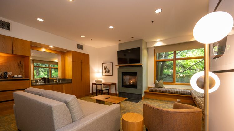 Cedarbrook Lodge Suite