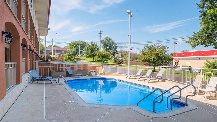 Red Roof Inn Lancaster Pool