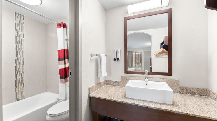 Red Roof Inn Lancaster Room