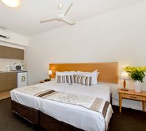Metro Advance Apartments & Hotel Room