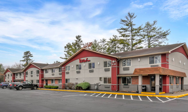 Red Roof Inn Queensbury Exterior