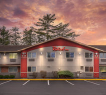 Red Roof Inn Queensbury Exterior