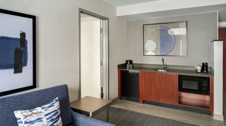 Courtyard by Marriott Hamilton Room