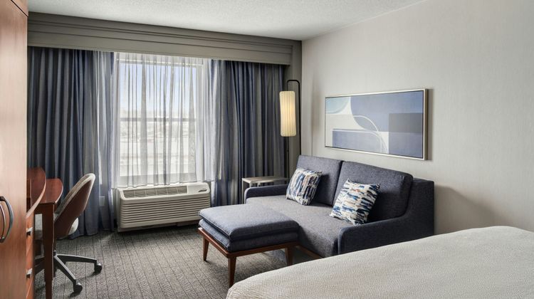 Courtyard by Marriott Hamilton Room
