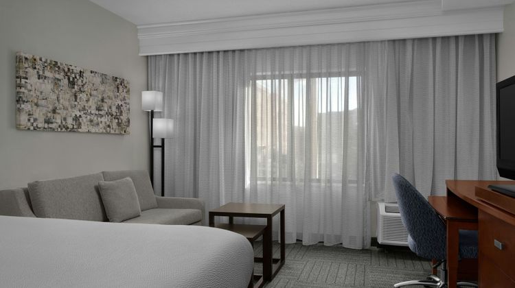 Courtyard by Marriott Airport Room