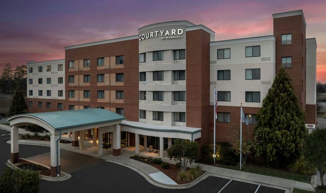 Courtyard by Marriott Airport Exterior