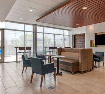 Holiday Inn Express & Suites Lancaster Exterior
