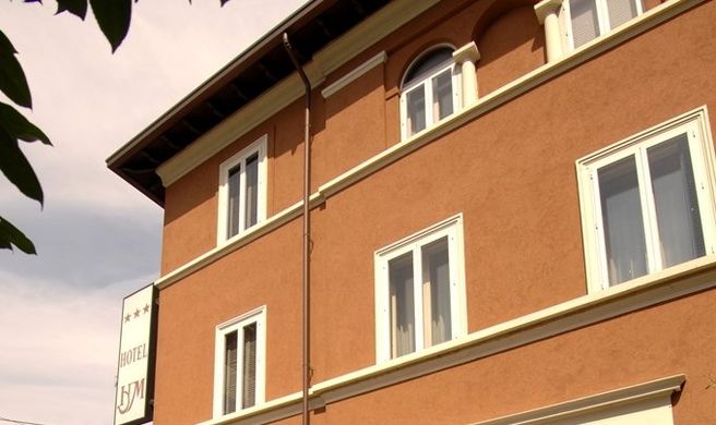 Hotel Metro Exterior