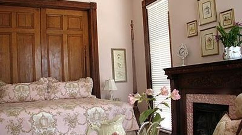 <b>Forsyth Park Inn Room</b>. Images powered by <a href="https://www.leonardoworldwide.com/" title="Leonardo Worldwide" target="_blank">Leonardo</a>.