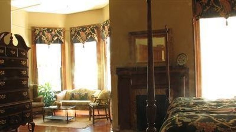 <b>Forsyth Park Inn Suite</b>. Images powered by <a href="https://www.leonardoworldwide.com/" title="Leonardo Worldwide" target="_blank">Leonardo</a>.