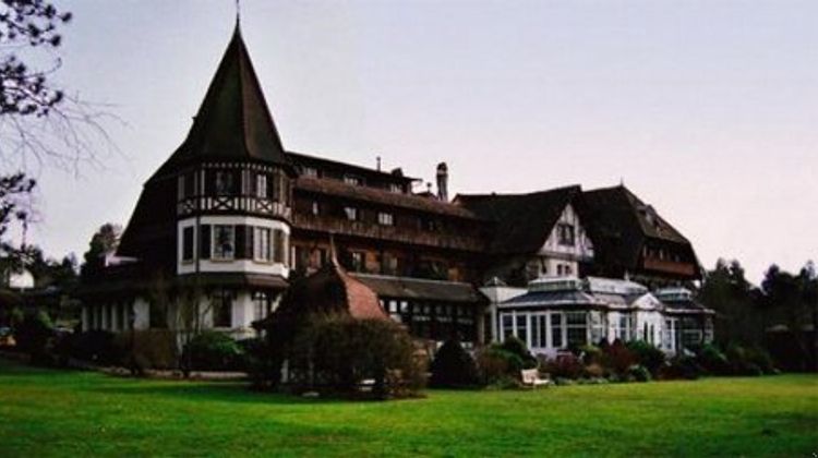 Hotel le Vieux Manoir au Lac Exterior