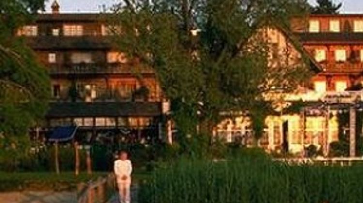 Hotel le Vieux Manoir au Lac Exterior