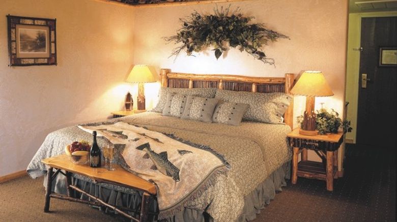 <b>Holiday Inn Resort Big Bear Lake Suite</b>. Images powered by <a href="https://www.leonardoworldwide.com/" title="Leonardo Worldwide" target="_blank">Leonardo</a>.